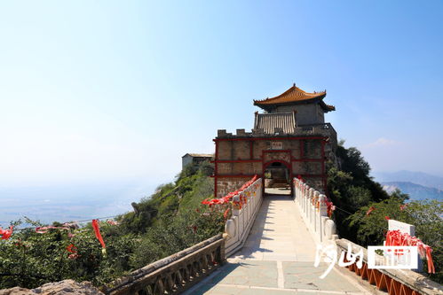 奇秀雞鳴山 一峰飛來高插云，故云行